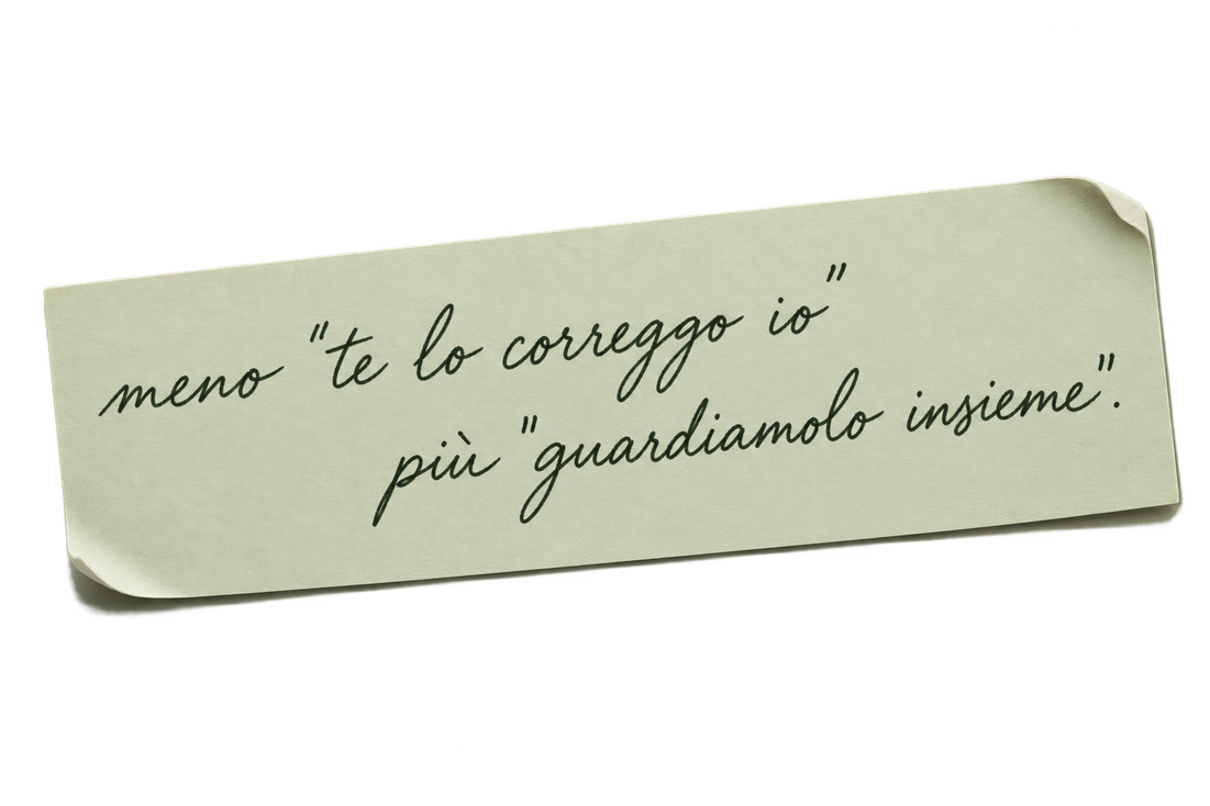 Biglietto con la frase: Meno ‘te lo correggo io’, più ‘guardiamolo insieme’.