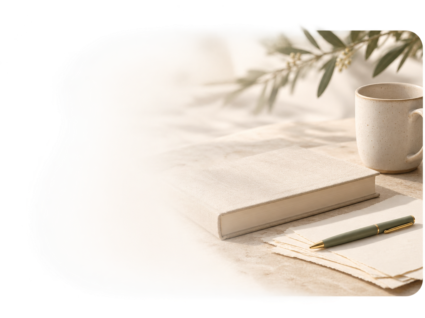 Libro, tazza e penna su un tavolo luminoso